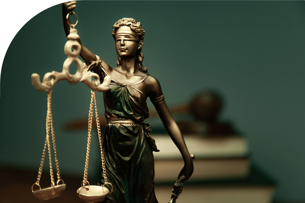 photo de statuette aux yeux bandés dorée avec une balance au bout du bras qui représente la justice car Justine Gandon est avocate